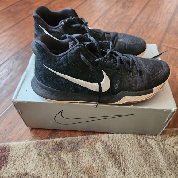 Kyrie 5 TB Black w/original box - Picture 2 of 6